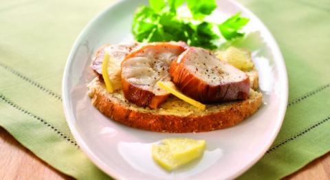 Tartine de pain gris, beurre de ferme et anguille fumée