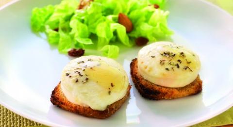 Toasts de pain complet au chèvre chaud et au miel