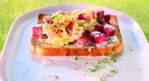 Toasts de pain complet au jambon et à la crème culinaire