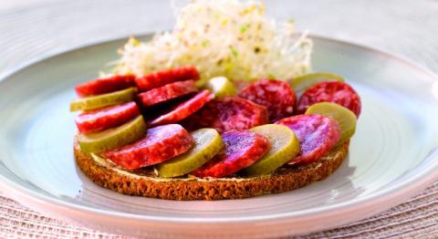 Toasts de pain au seigle au saucisson et aux cornichons