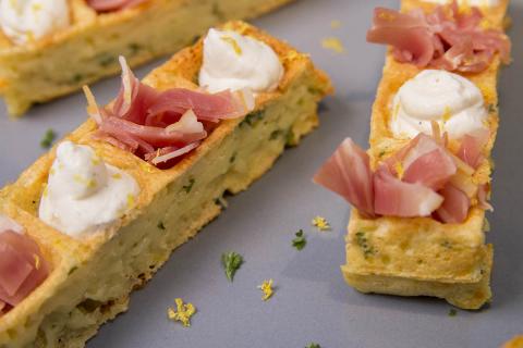 Bâtonnets de gaufres de pommes de terre au jambon d'Ardenne et à la maquée