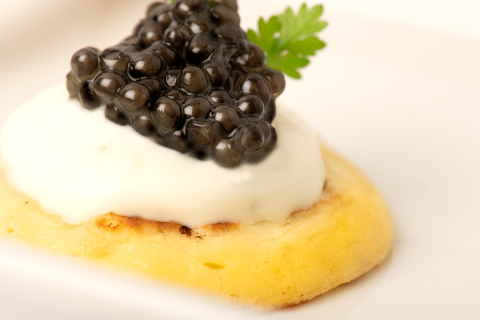 Blinis de pomme de terre, crème de citron, caviar