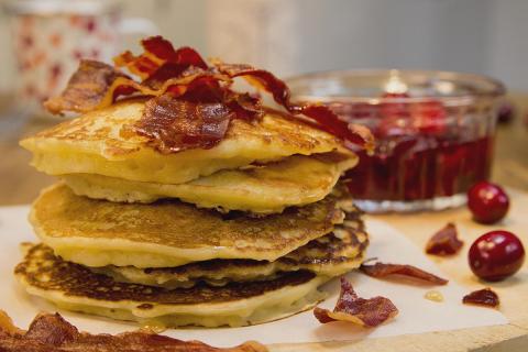 Crêpes suédoises à la pomme de terre, lard et compote de cranberries