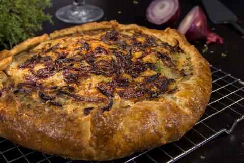 Galette rustique aux pommes de terre, oignons rouges et fromage