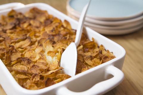 Gratin de pomme de terre au fromage et garniture de cornflakes