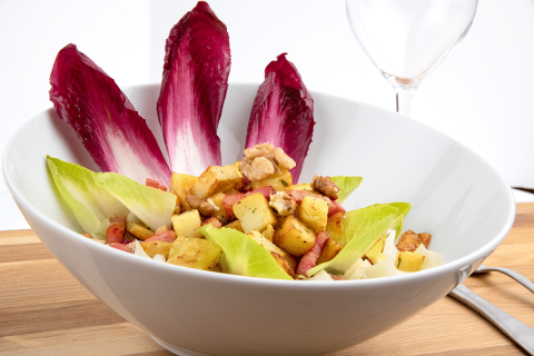 Salade de chicons, pommes de terre, noix et lardons