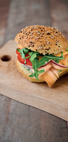 Burger de truite fumée aux oignons aigre-doux