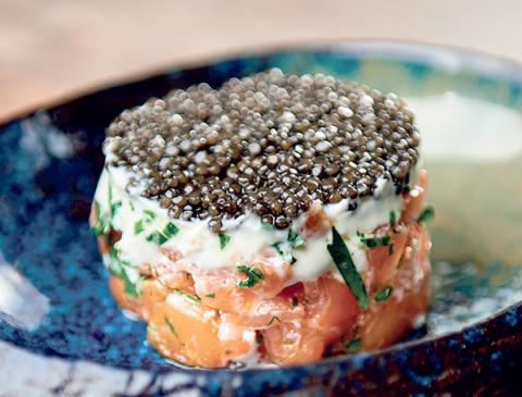 Caviar sur son lit de crème et de tartare de truite