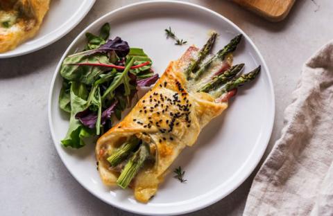 Feuilleté au fromage de Herve AOP, asperges et jambon d’Ardenne IGP