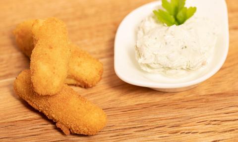 Beignets de pommes de terre, sauce au chèvre