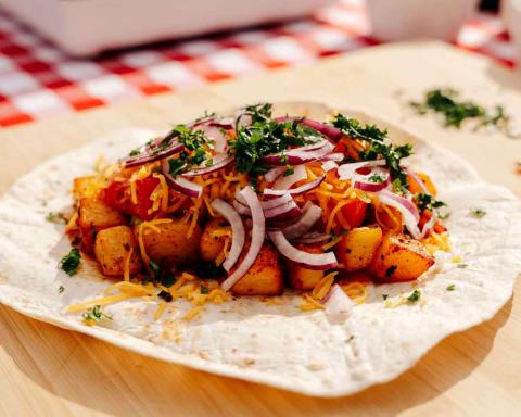 Burritos de pommes de terre, saucisse piquante et fromage