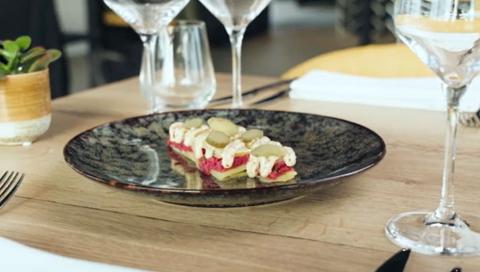 Mille-feuille de pommes de terre et tartare de boeuf