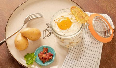 Oeufs cocotte, pommes de terre persillées et lard