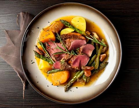 Agneau aux pommes de terre et légumes de saison au four