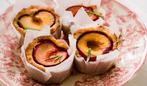 Amandines aux prunes et au romarin