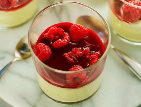 Panas cottas à la pistache et aux framboises
