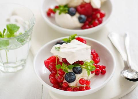 Pavlova aux fruits rouges et au basilic