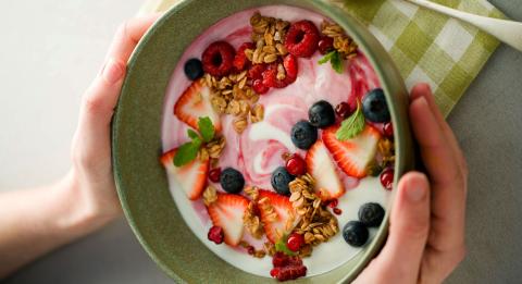 Smoothie bowl au yaourt, fruits rouges et granola