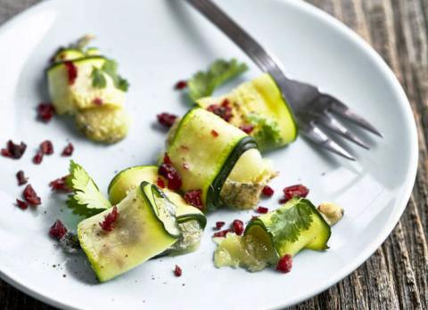 Rouleaux de courgette et Rond affiné cendré au four