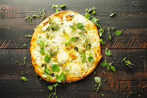 Pizza au chèvre, oignons et herbes