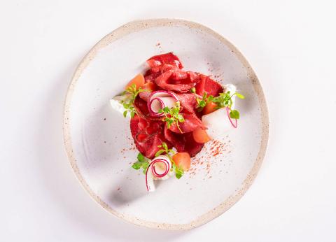 Carpaccio de filet d’Anvers saumuré aux épices, crème au raifort et radis