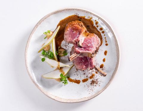 Carré d’agneau rôti, jus au tamarin, compotée de coings aux épices et vin rouge