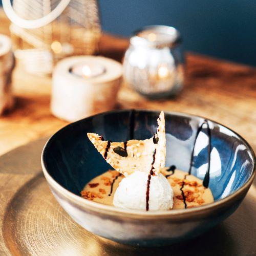 Mousse au chocolat blanc et au fromage de chèvre frais avec un crumble de couque de Dinant