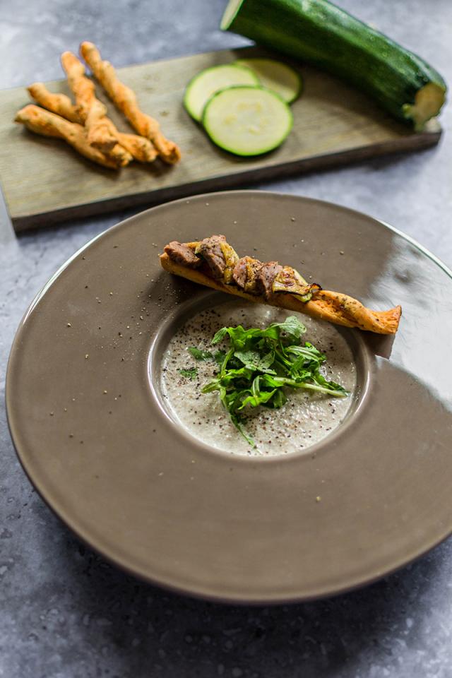 Velouté de champignons, gressini au bœuf