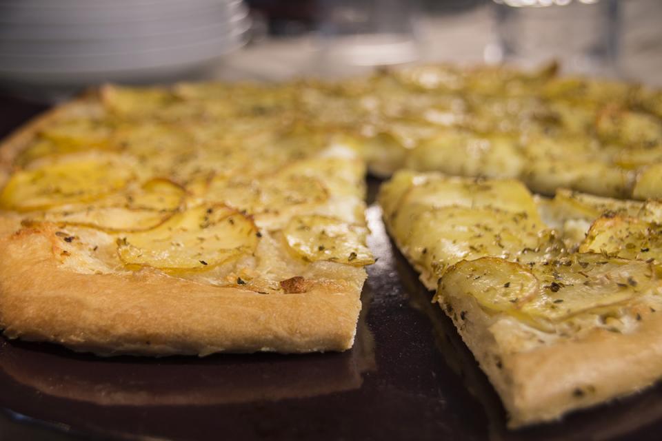 Pizza à la pomme de terre et à l'ail