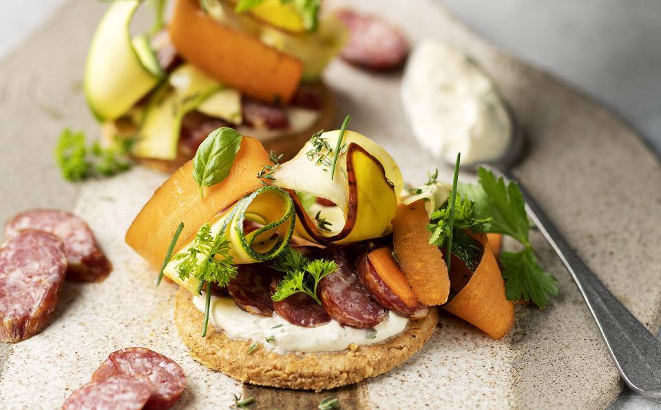 Salade folle de saucisson d’Ardenne IGP, crème épaisse aux herbes, sablé épicé