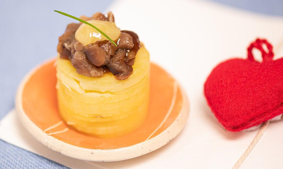 Canapé de pommes de terre gratiné aux champignons