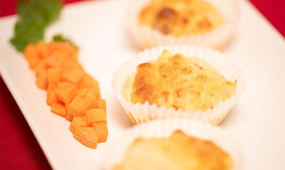 Muffins aux pommes de terre, carottes et jambon