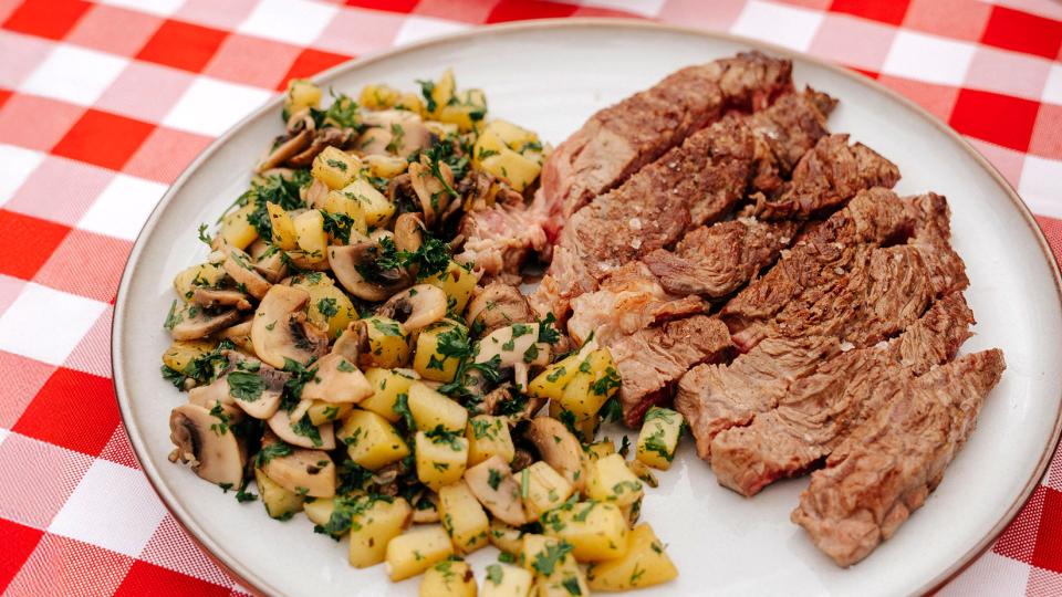 Poêlée forestière, pommes de terre et entrecôte