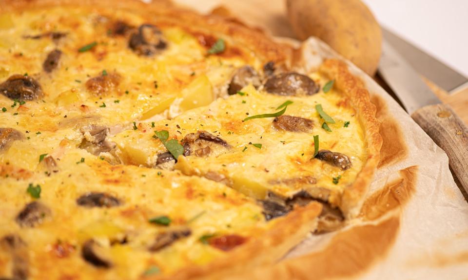 Quiche à la pomme de terre, au poulet et aux champignons